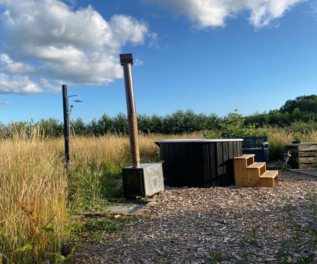 Foto 10 the_makers_barn_hot_tub_in_field_1280x850