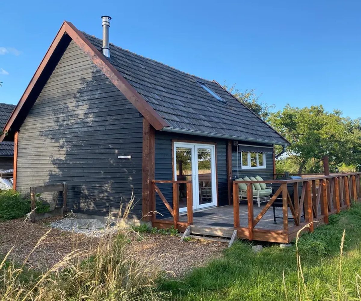 foto 5 cosmos_outside_wooden_cabin_1280x850